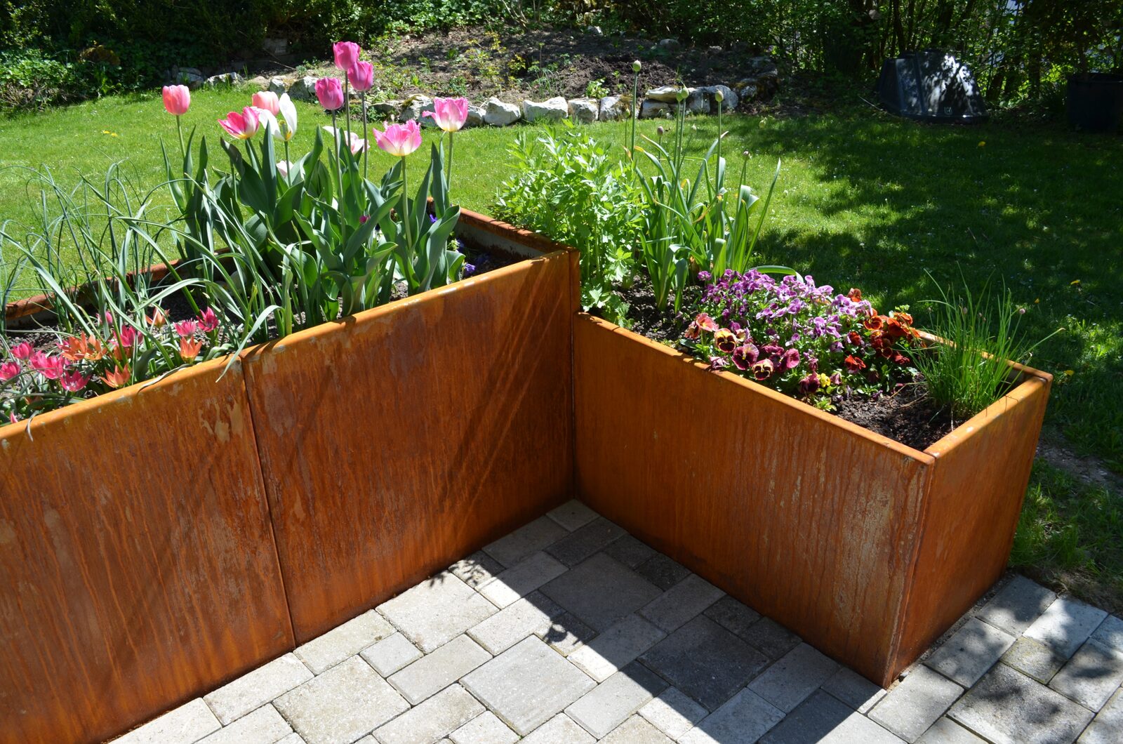Hochbeet aus Metall im Garten