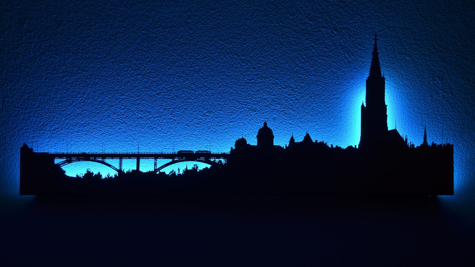 Skyline von Bern als Wandbild mit blauer LED-Beleuchtung