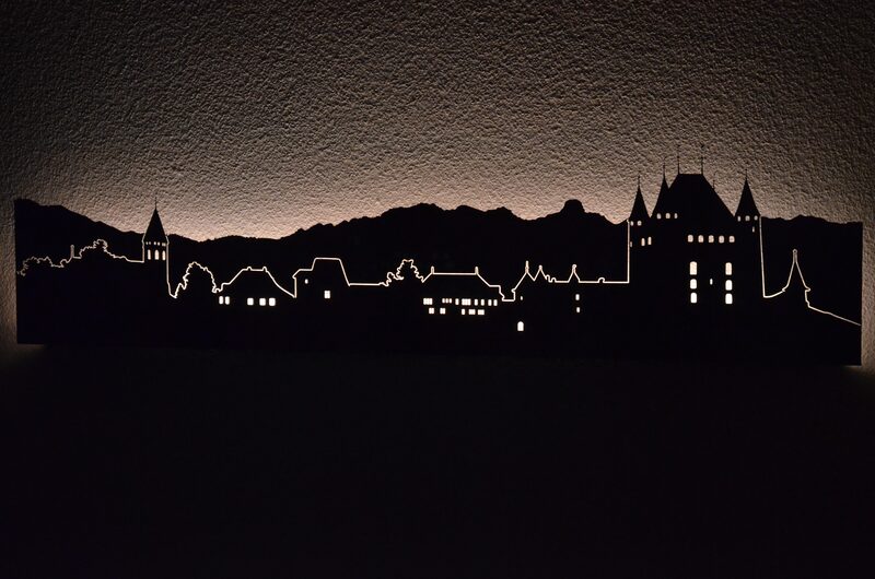Schloss Thun mit Bergpanorama, warm hinterleuchtet